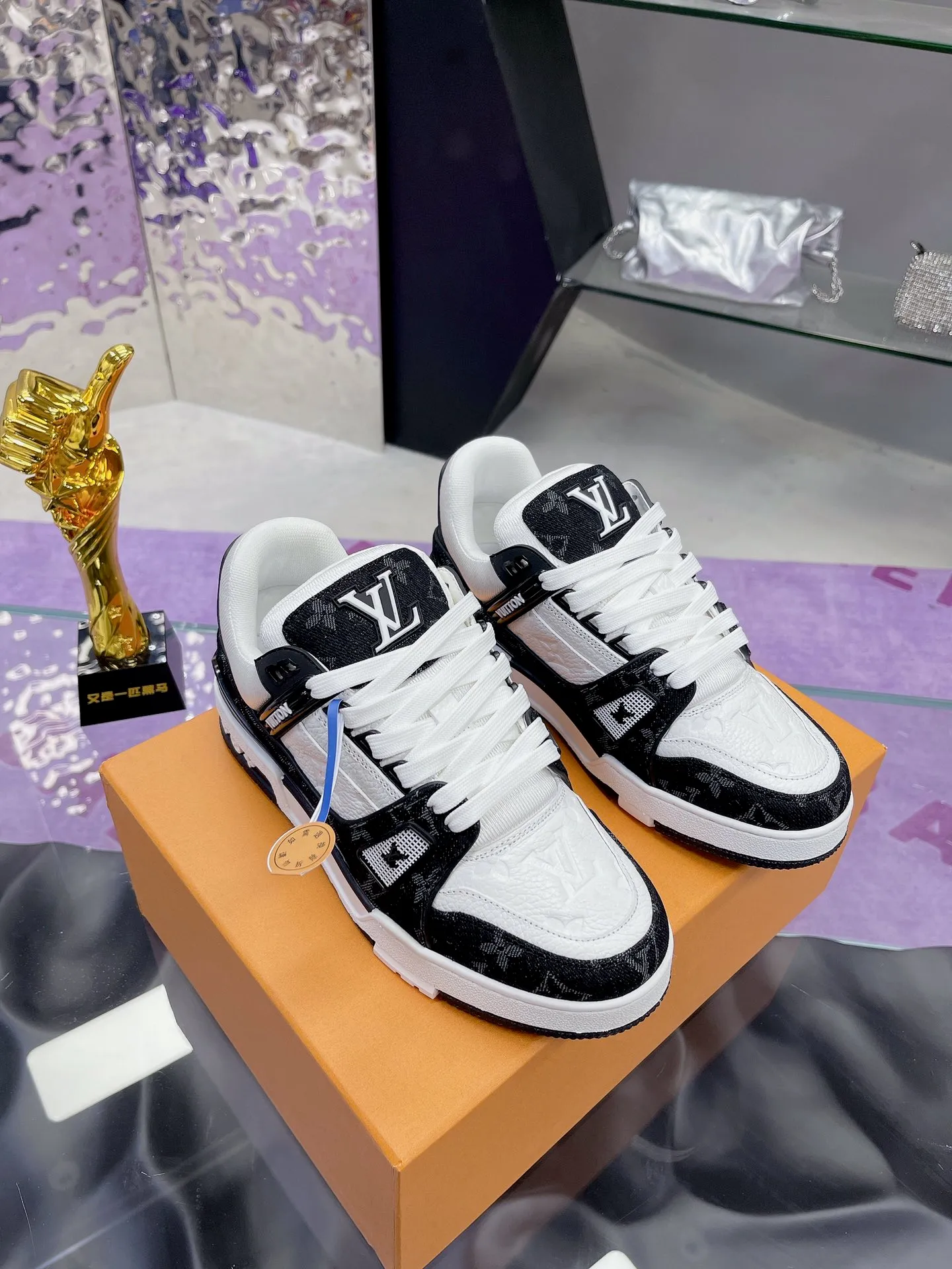 👟👟Ex-factory price👟👟Ex-factory price 840👟👟 Original development, quality shipping, welcome to compare ❥❥❥❥❥❥LV sneaker series LV Trainer Maxi sneakers introduce the loose silhouette of the ready-to-wear series into the LV Trainer sneaker design written by Virgil Abloh, making an eye-catching appearance at the 2024 spring and summer men's wear show. The cow leather upper is combined with rough fabric laces, and colorful beading highlights the brand's classic elements. LV letters mark the tongue and Monogram floral outsole. Mixed materials Made of first-layer cowhide, wrapped in imported custom-printed denim, thick shoelace design, large Monogram print on the side, "lv 54" badges on the tongue and heel, rubber outsole decorated with Monogram flowers, mesh lining and cotton feet, the comfort is as extreme as ever, premium heritage, quality first, worth owning! Size: 35-40 for women, 39-44 for men (45 is custom-made and cannot be returned or exchanged) ♡Full set of packaging with original gift box